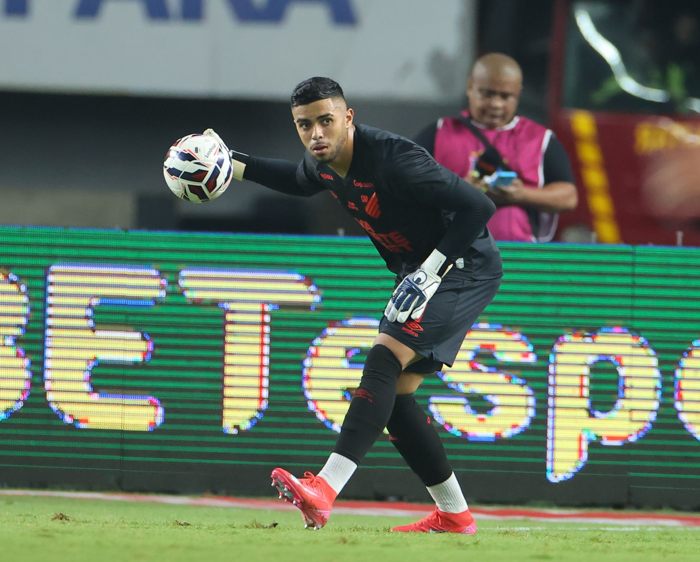 Athletico tem baixa no gol, e defesa segue com desfalques contra o Santos; veja provável time