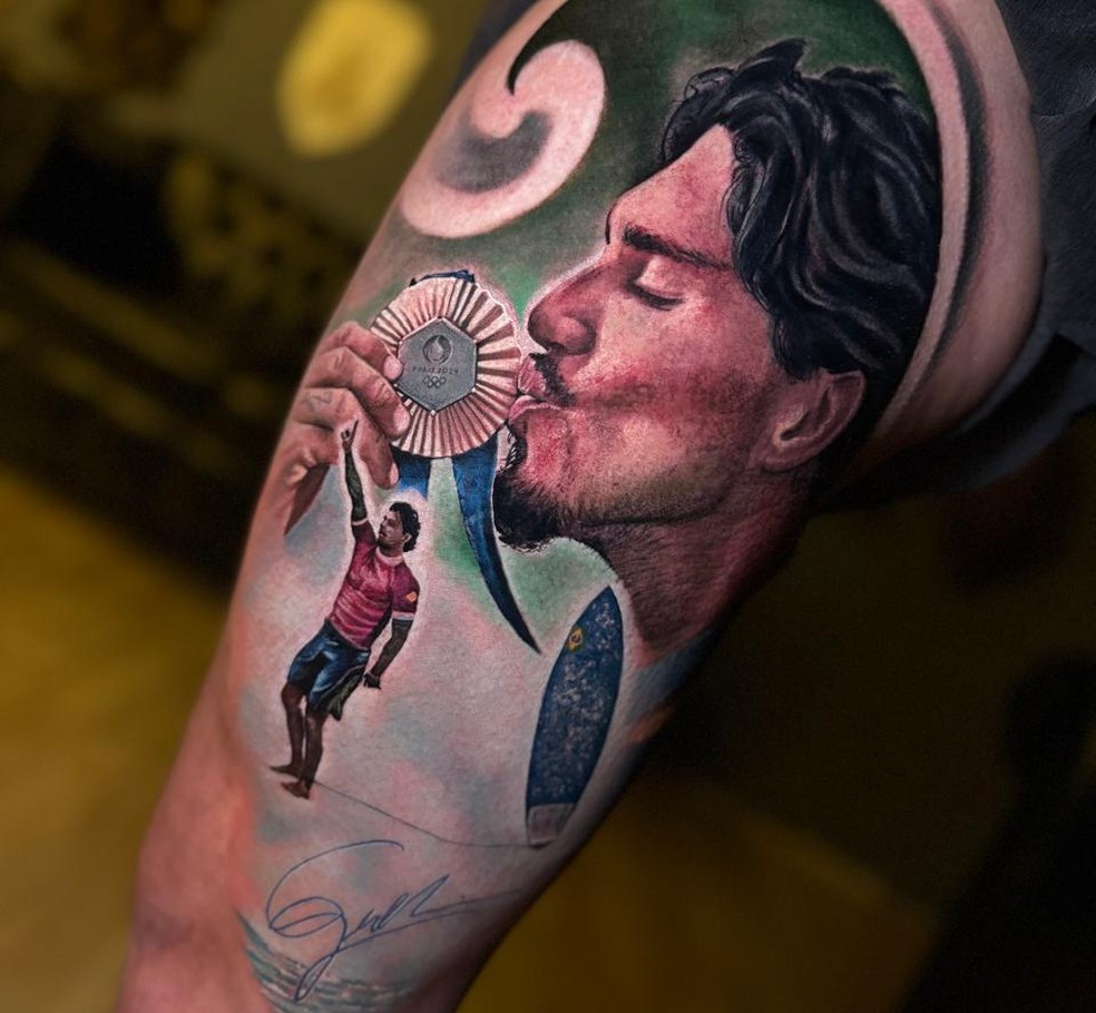 Tatuagem também tem reprodução do autógrafo de Medina  — Foto: Arquivo Pessoal