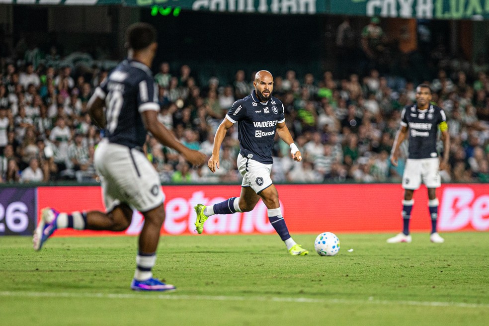 Remo x Coritiba encerra a 25ª rodada nesta segunda no Mangueirão