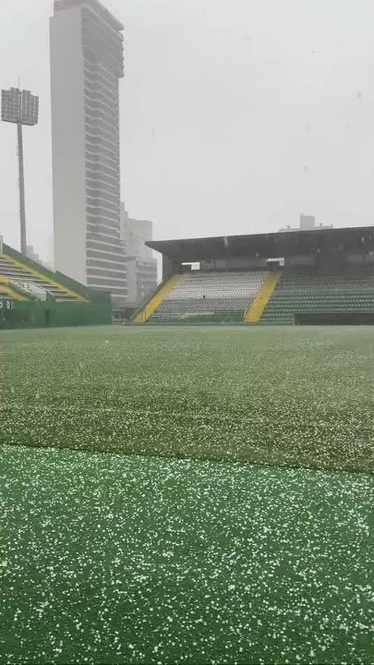 Gramado da Arena Condá volta a ficar coberto por granizo como em acesso histórico da Chapecoense