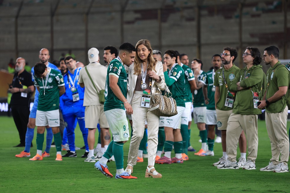 Leila Pereira e Vitor Roque conversam ap�s vice do Palmeiras na Libertadores � Foto: Buda Mendes/Getty Images