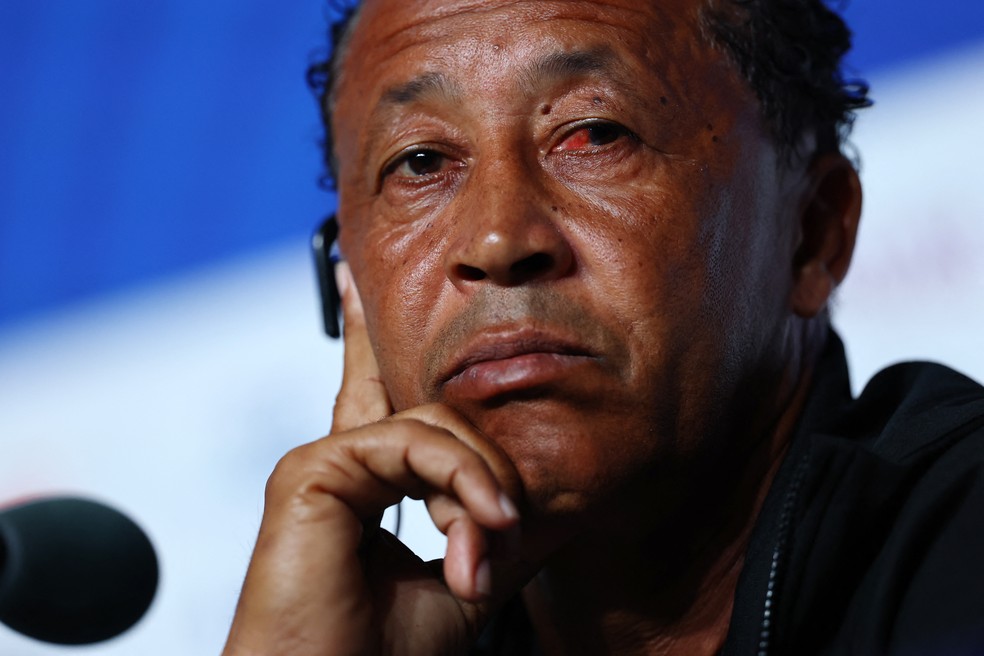 Técnico Bubista, de Cabo Verde, em coletiva às vésperas de jogo contra a Espanha — Foto: REUTERS/Bernadett Szabo
