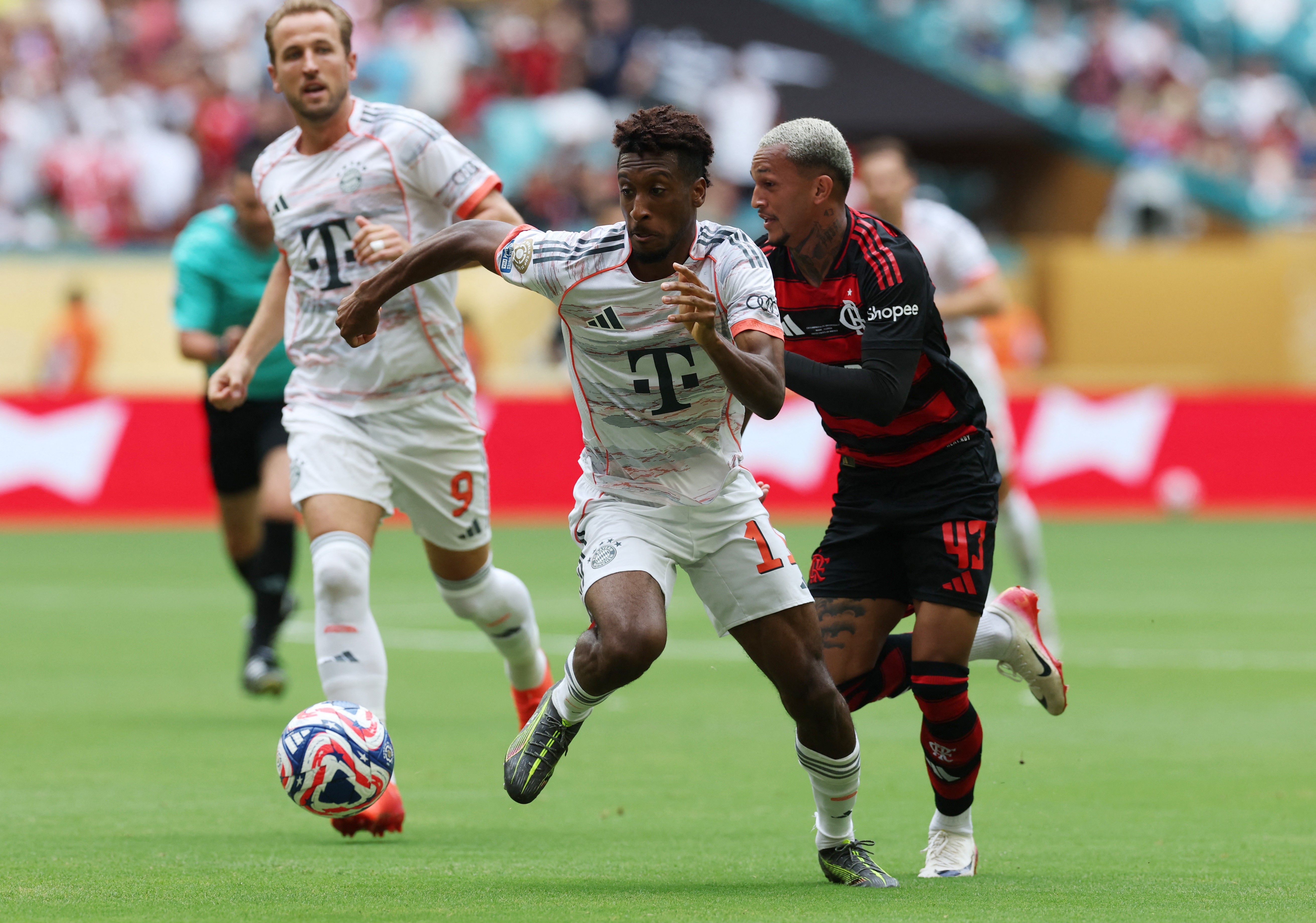 Erros defensivos do Flamengo no início do jogo contra o Bayern: análise completa