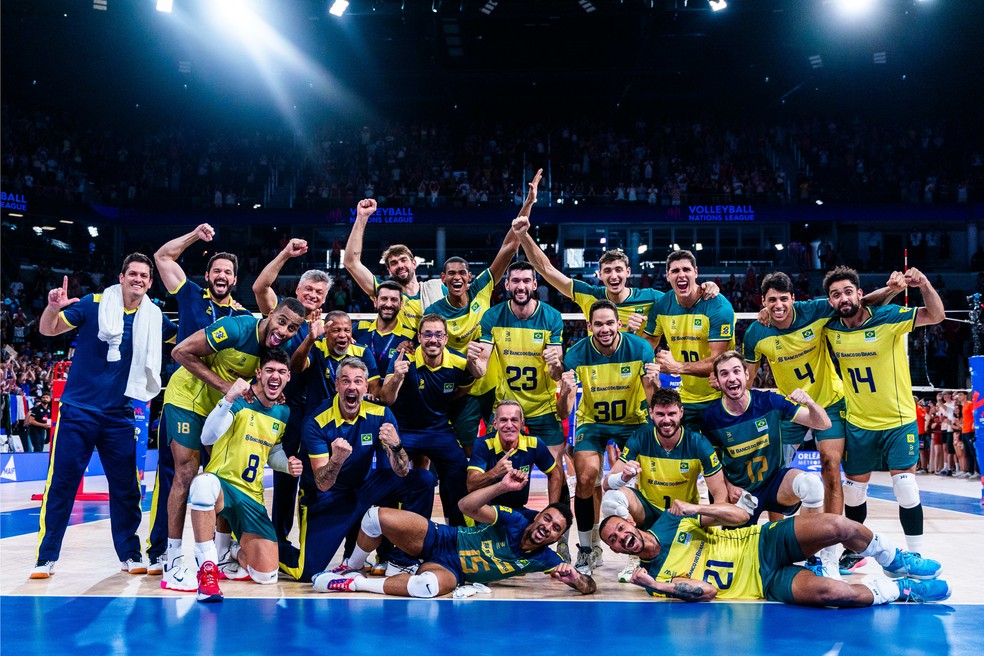 Brasil comemora vit&oacute;ria contra a Fran&ccedil;a na Liga das Na&ccedil;&otilde;es de v&ocirc;lei 2023 &mdash; Foto: FIVB