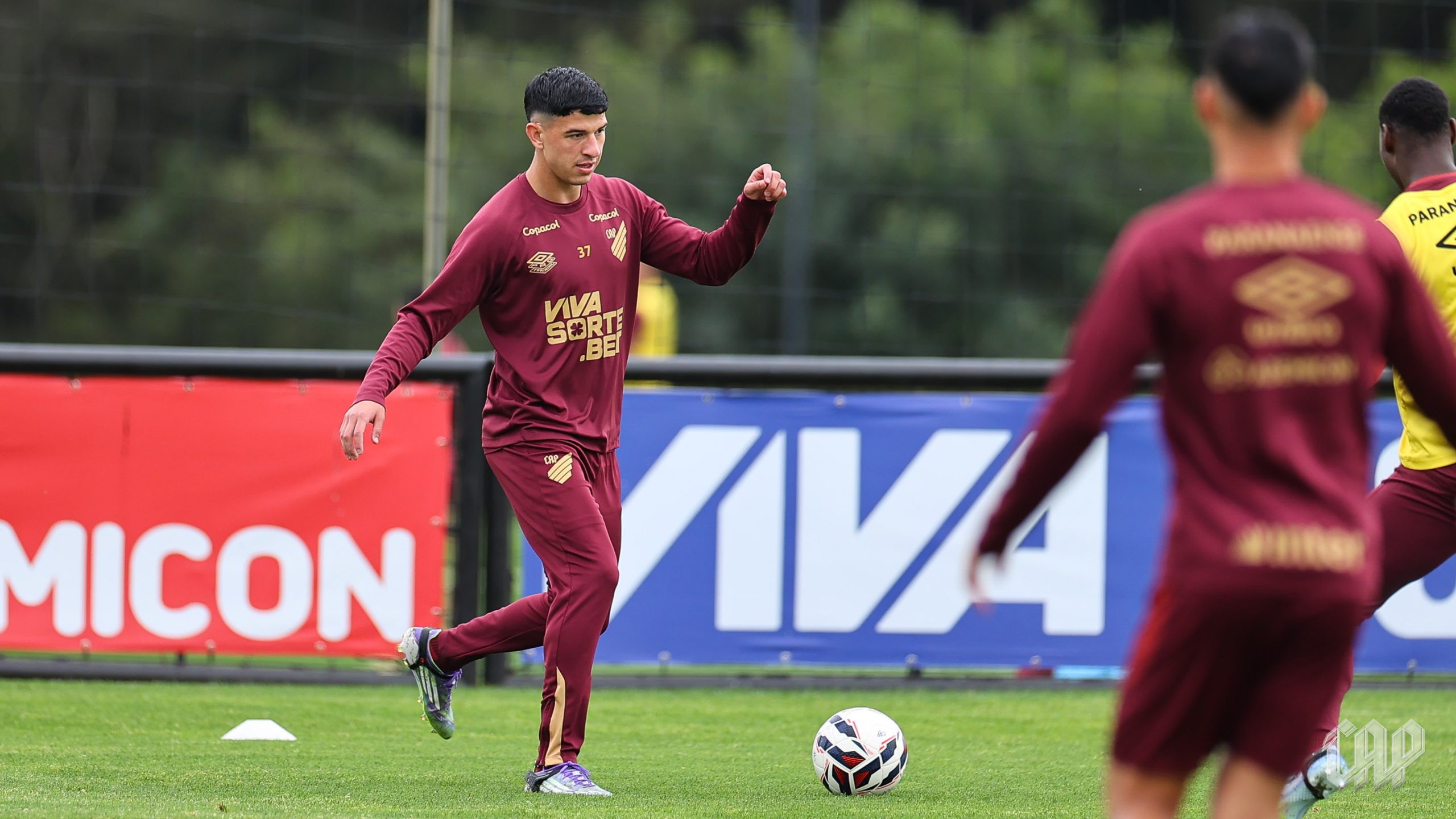 Athletico: Esquivel volta, mas zagueiro é desfalque