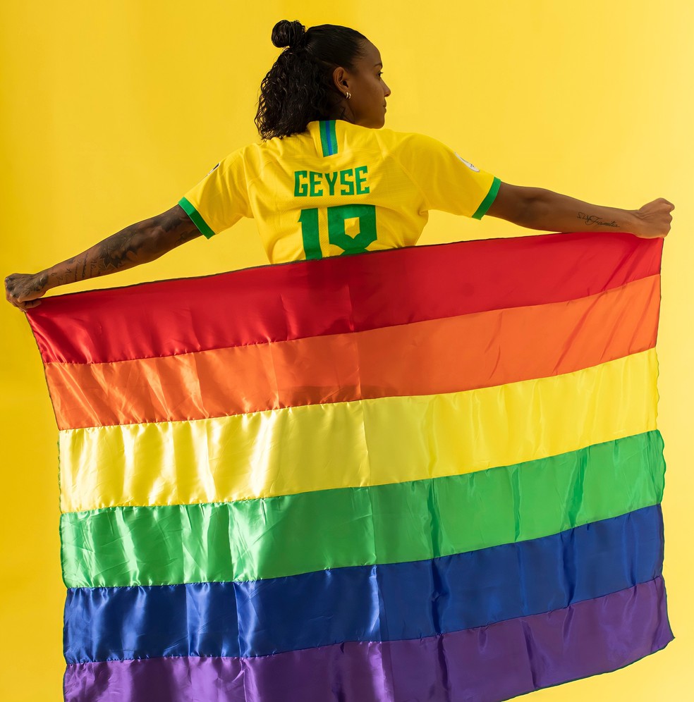 Geyse, atacante do Brasil, com a bandeira LGBTQIAPN+ — Foto: Thais Magalhães/CBF