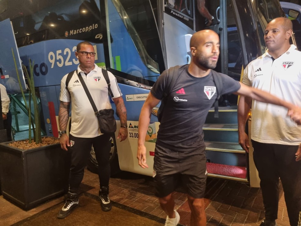 Lucas Moura na chegada do São Paulo ao Rio de Janeiro — Foto: José Edgar de Matos