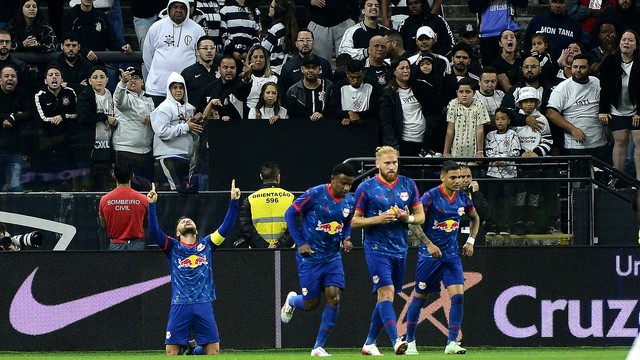 Bragantino festeja gol contra o Corinthians