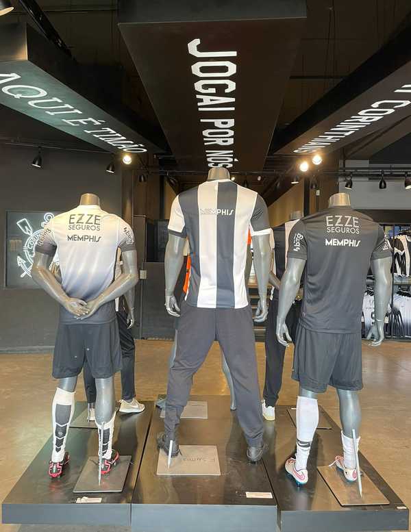 Loja do Corinthians vende camisa de Memphis com preços e foto exclusiva.