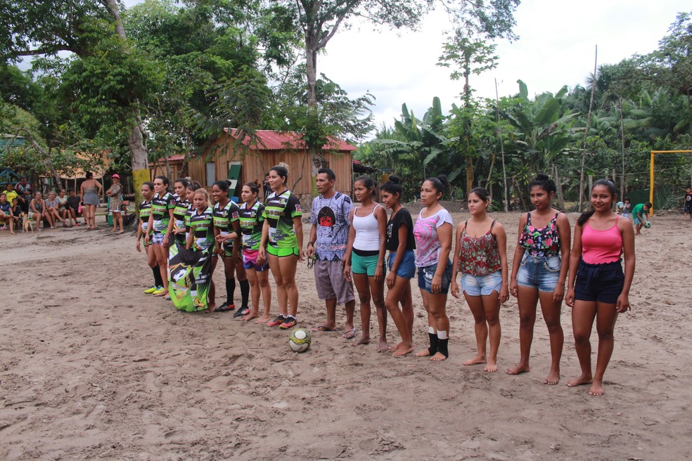 Mulheres da Índia disputam torneio de futebol e jogam de sari, Esportes