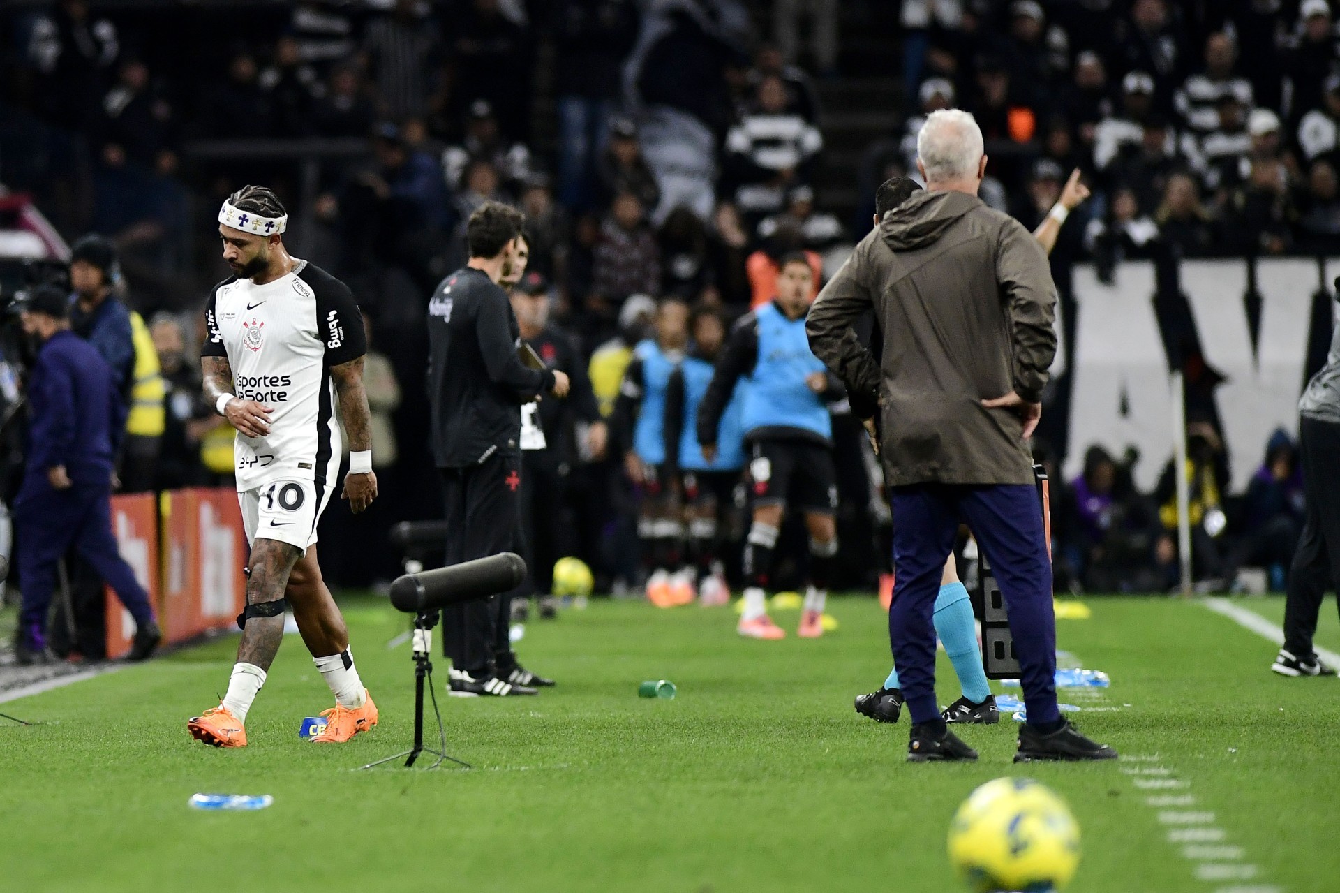 Irritado com substituição, Memphis dispara críticas após decisão da Copa do Brasil entre Corinthians e Vasco