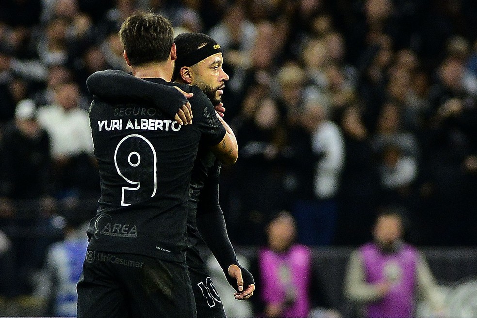 Memphis e Yuri Alberto foram letais, e o Corinthians venceu o Vasco com tranquilidade — Foto: Marcos Ribolli