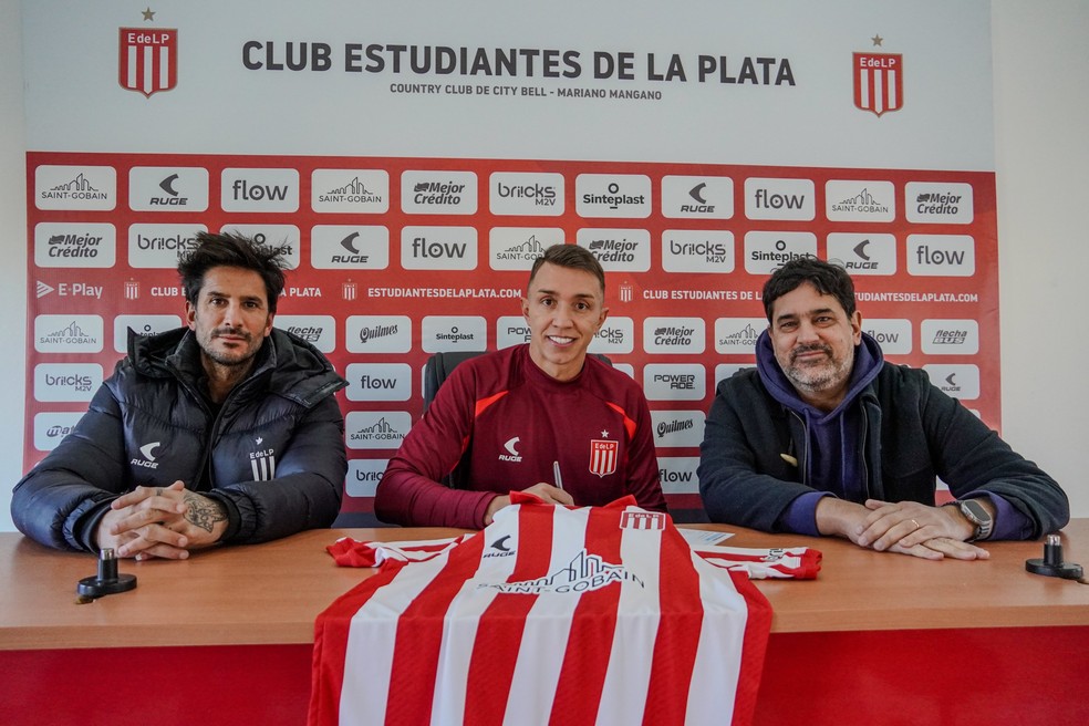 Fernando Muslera assina contrato com o Estudiantes de La Plata — Foto: Divulgação/Estudiantes de La Plata