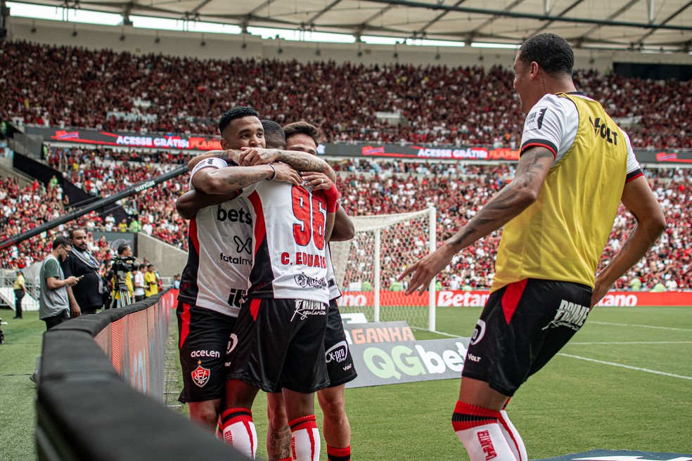 Time do Vitória comemora gol de Alerrandro no Maracanã — Foto: Victor Ferreira / EC Vitória