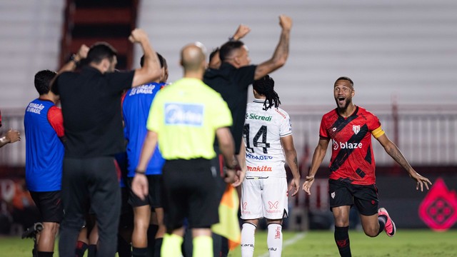 Gustavo Coutinho comemora gol que abriu o placar do jogo