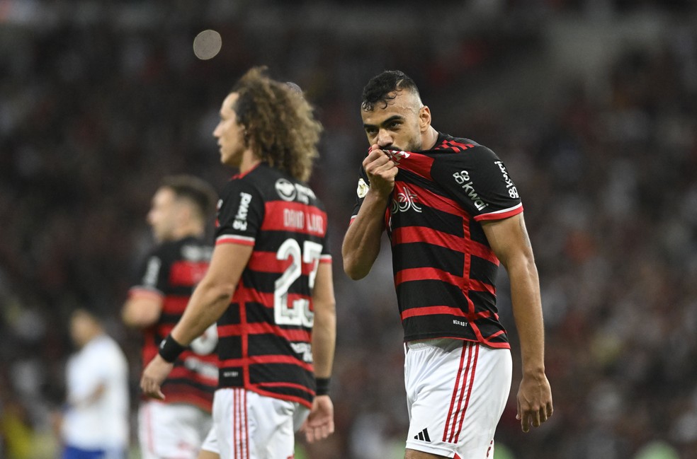 Fabrício Bruno beija escudo do Flamengo na comemoração