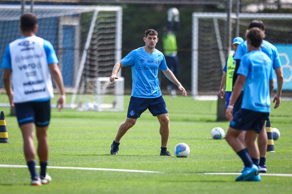 Kannemann em treino do Grêmio: zagueiro deve ser novidade no time — Foto: Lucas Uebel/Grêmio