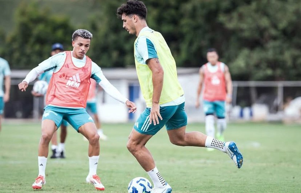 Dinnenno participa de treino com o Cruzeiro pela 1º vez — Foto: Gustavo Aleixo/Cruzeiro