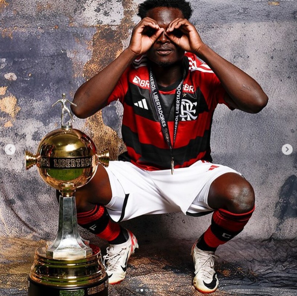 Shola comemora o título da Libertadores Sub-20 com o Flamengo — Foto: Conmebol