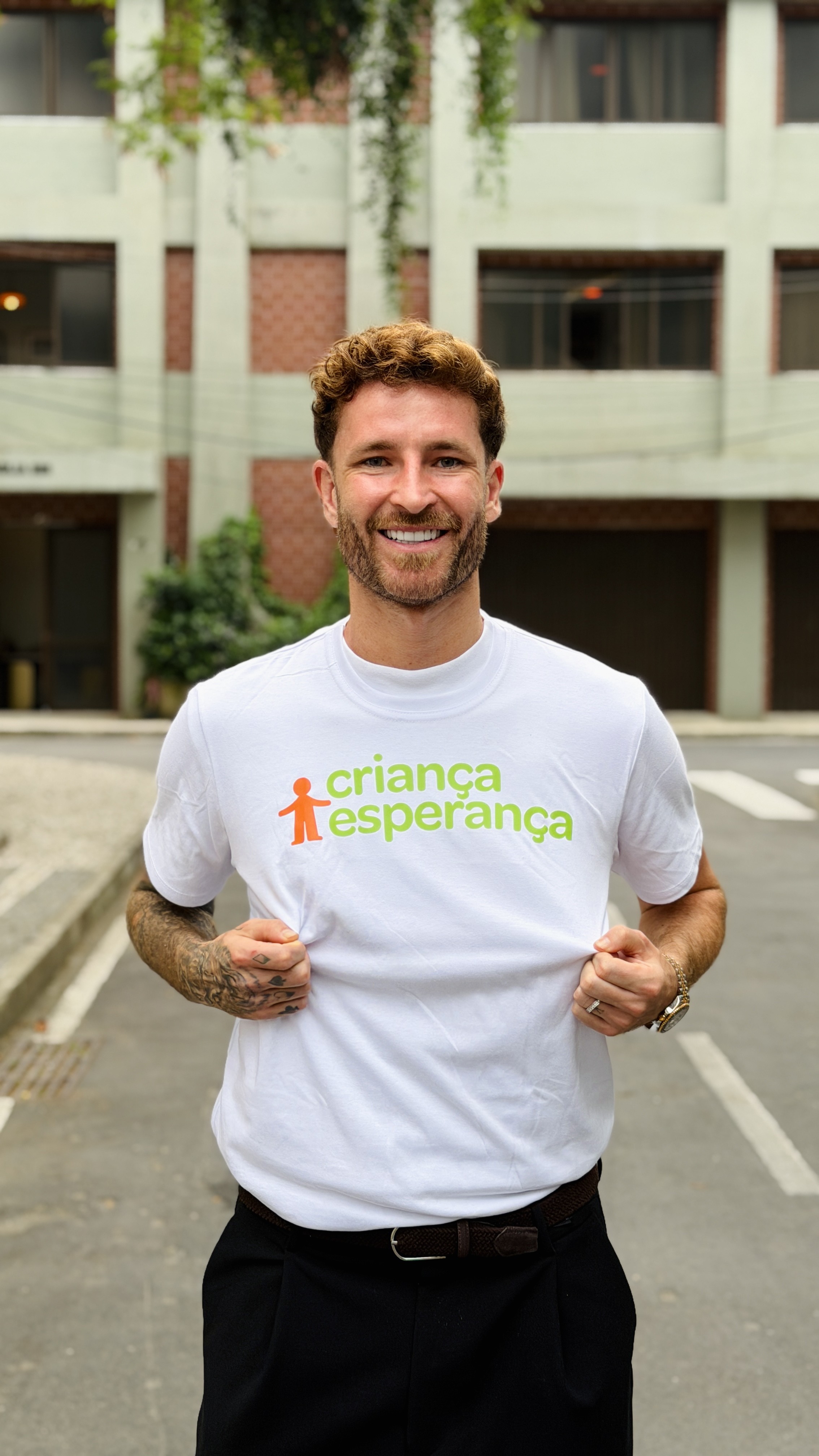 Léo Pereira, do Flamengo, conhece os Estúdios Globo e participa de campanha do Criança Esperança