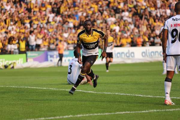 Cruzeiro acerta contratação de Bolasie, jogador liberado pelo Criciúma