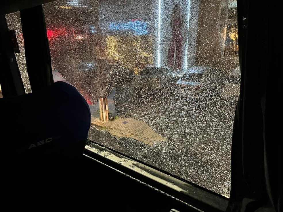 Ônibus do Palmeiras tem vidro quebrado por garrafa atirada por torcedor do Sâo Paulo — Foto: Palmeiras