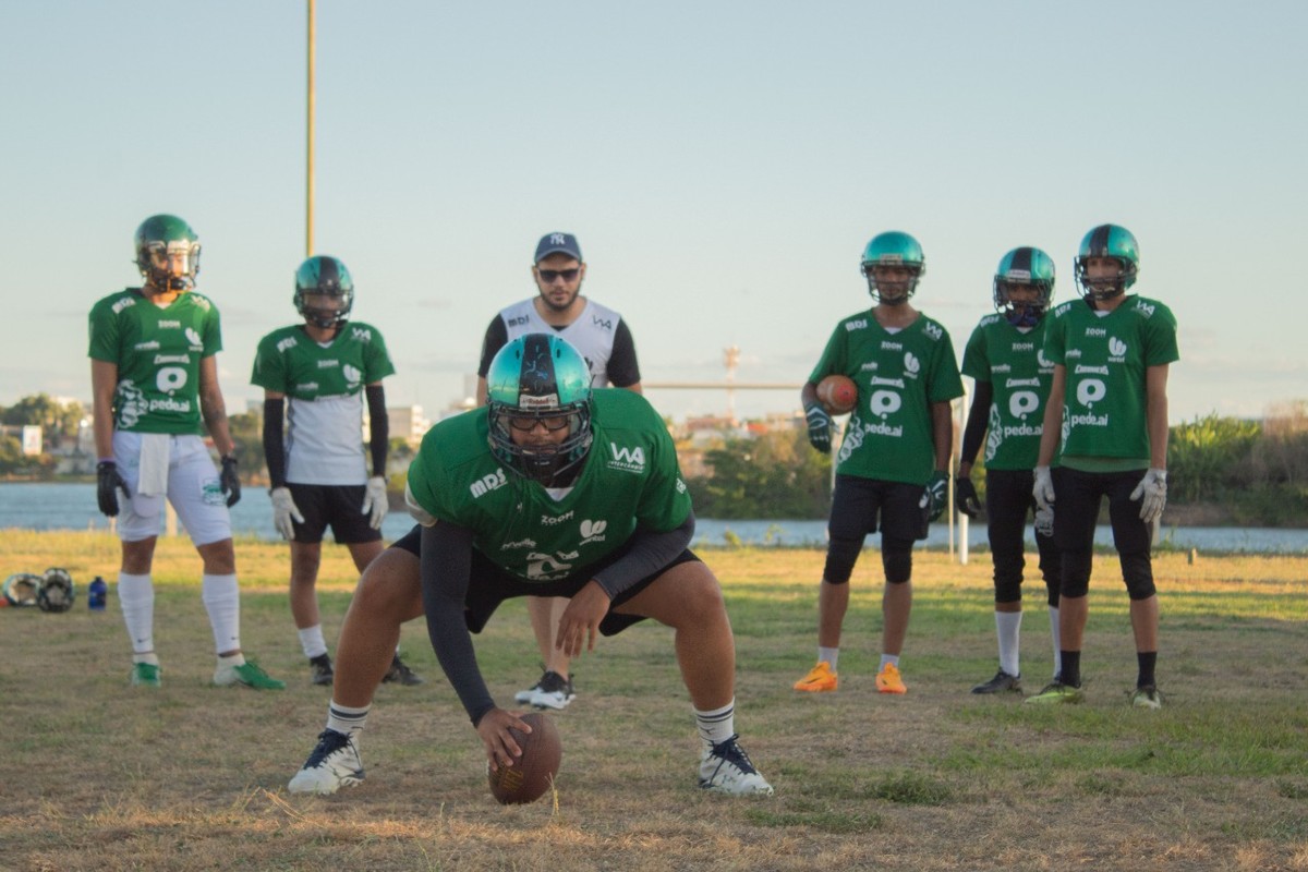 Time universitário de futebol americano vai duro ou vai para casa