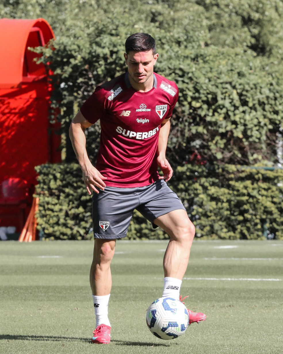 Cédric no treino desta sexta-feira — Foto: Erico Leonan / São Paulo FC