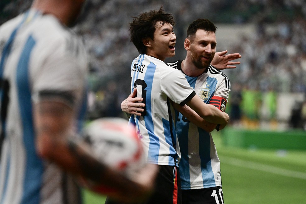 VM-PROG] Torcedor invade gramado após gol de Messi no jogo entre Argentina  e Holanda, pelas quartas; vídeo