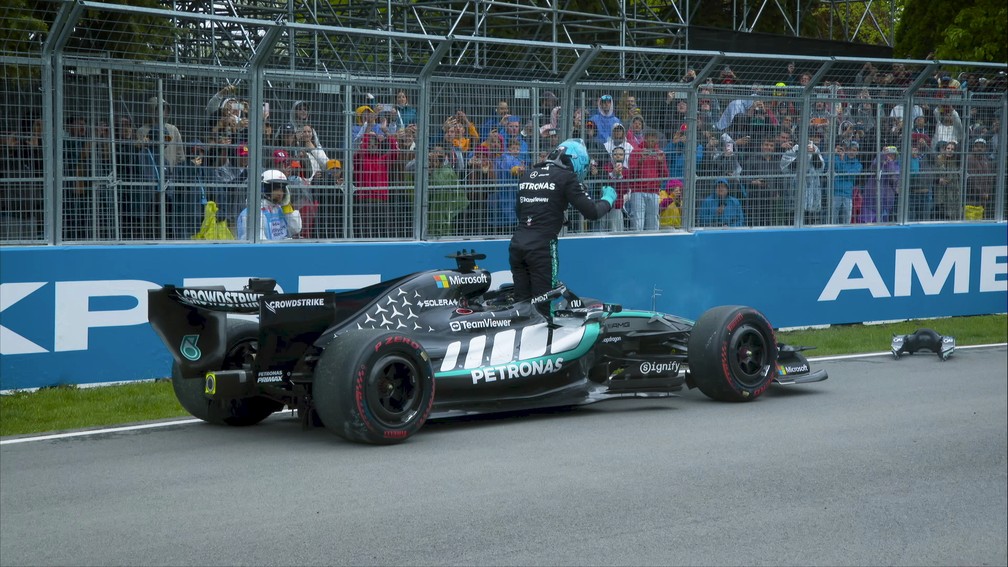 George Russell sai do carro após o problema que causou o abandono no GP do Canadá, em Montreal — Foto: Reprodução/sportv