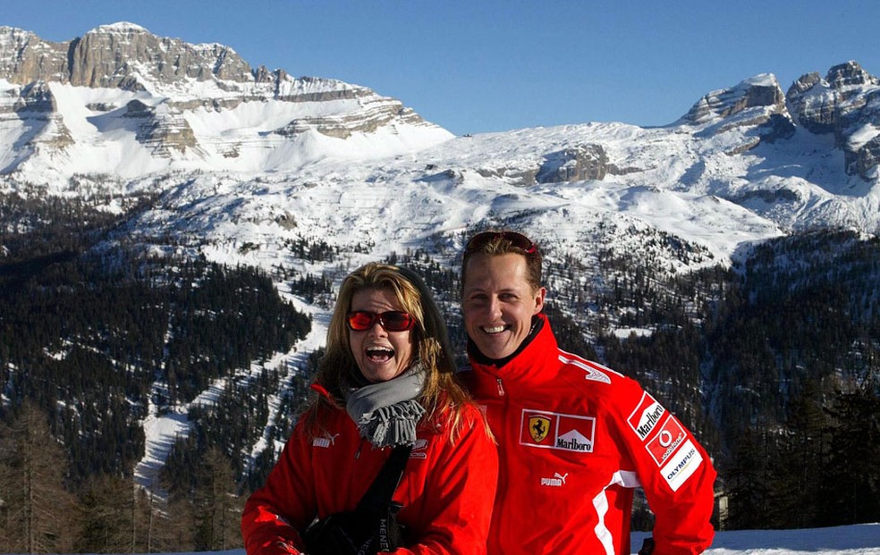 michael schumacher esqui ao lado da esposa — Foto: Agência Reuters