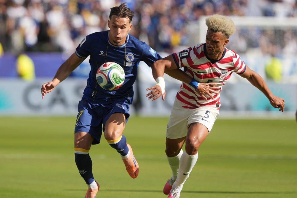 Antonee Robinson e Amar Dedic em disputa durante Estados Unidos x Bósnia