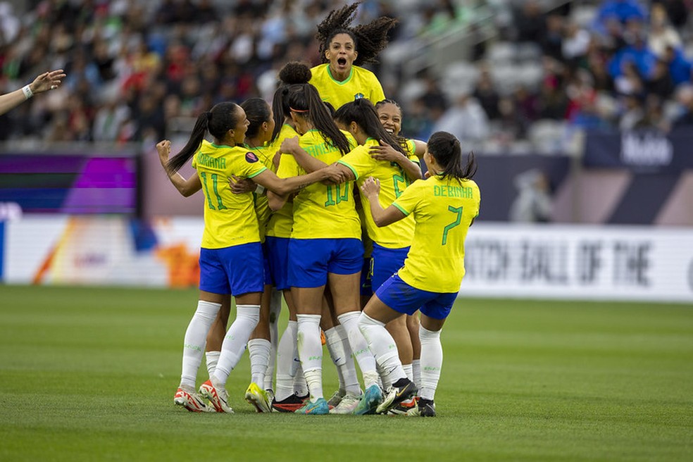 Seleção feminina de futebol vence e se classifica na Copa Ouro