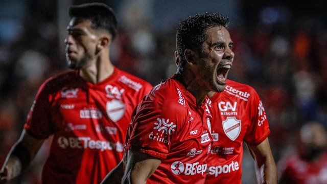 Henrique Almeida comemora o gol da vitória do Tigrão