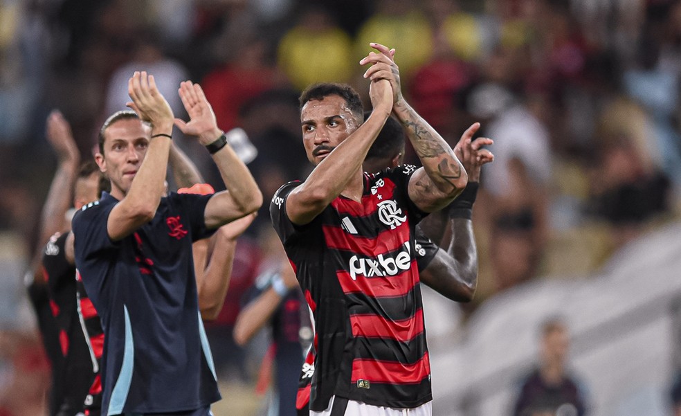 Filipe Luís e Danilo aplaudem a torcida após a vitória do Flamengo — Foto: Gilvan de Souza & Paula Reis / CRF
