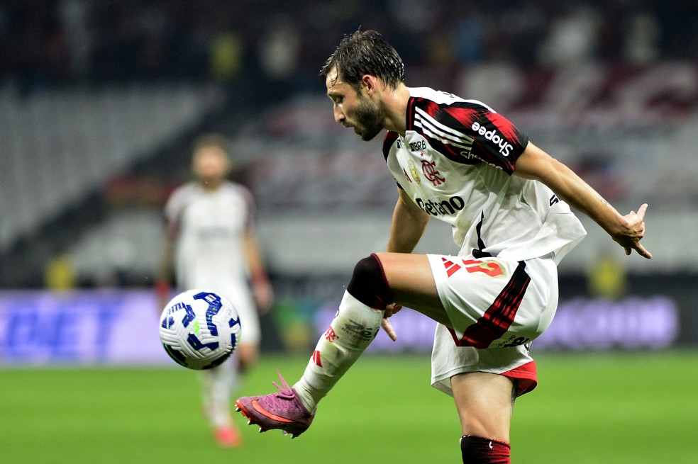 Viña ficou fora do último jogo do Flamengo, contra o Cruzeiro — Foto: Marcos Ribolli