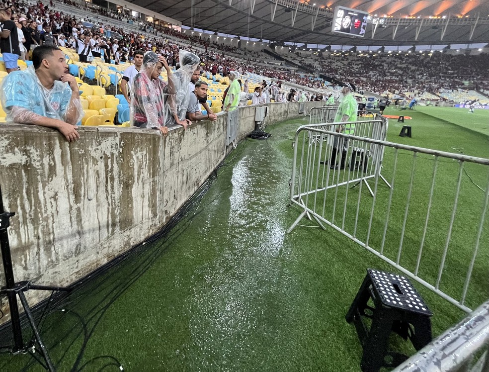Maracanã sofre com chuva forte antes de Vasco x Flamengo — Foto: André Durão / ge
