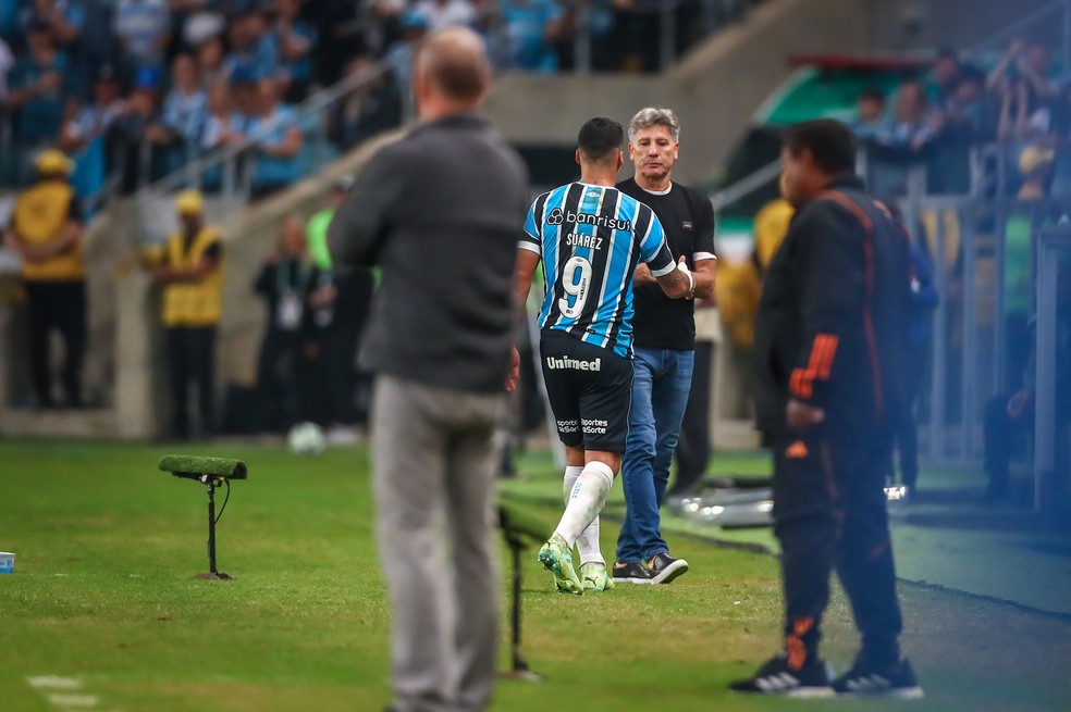 Suárez e Renato em vitória do Grêmio — Foto: Lucas Uebel/Grêmio