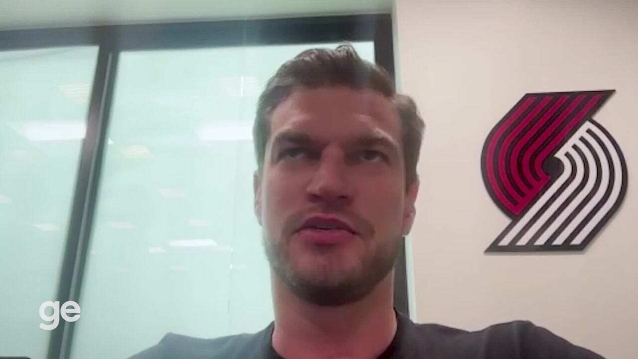 Tiago Splitter em momento de análise técnica durante partida da NBA