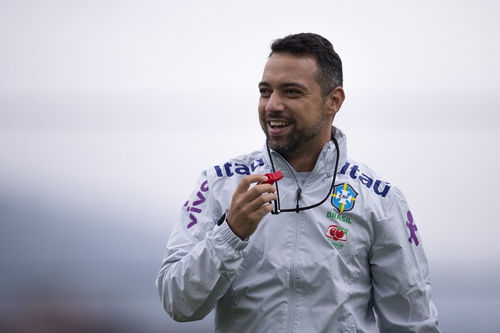 Ex-técnico da Seleção Brasileira troca Vasco por rival