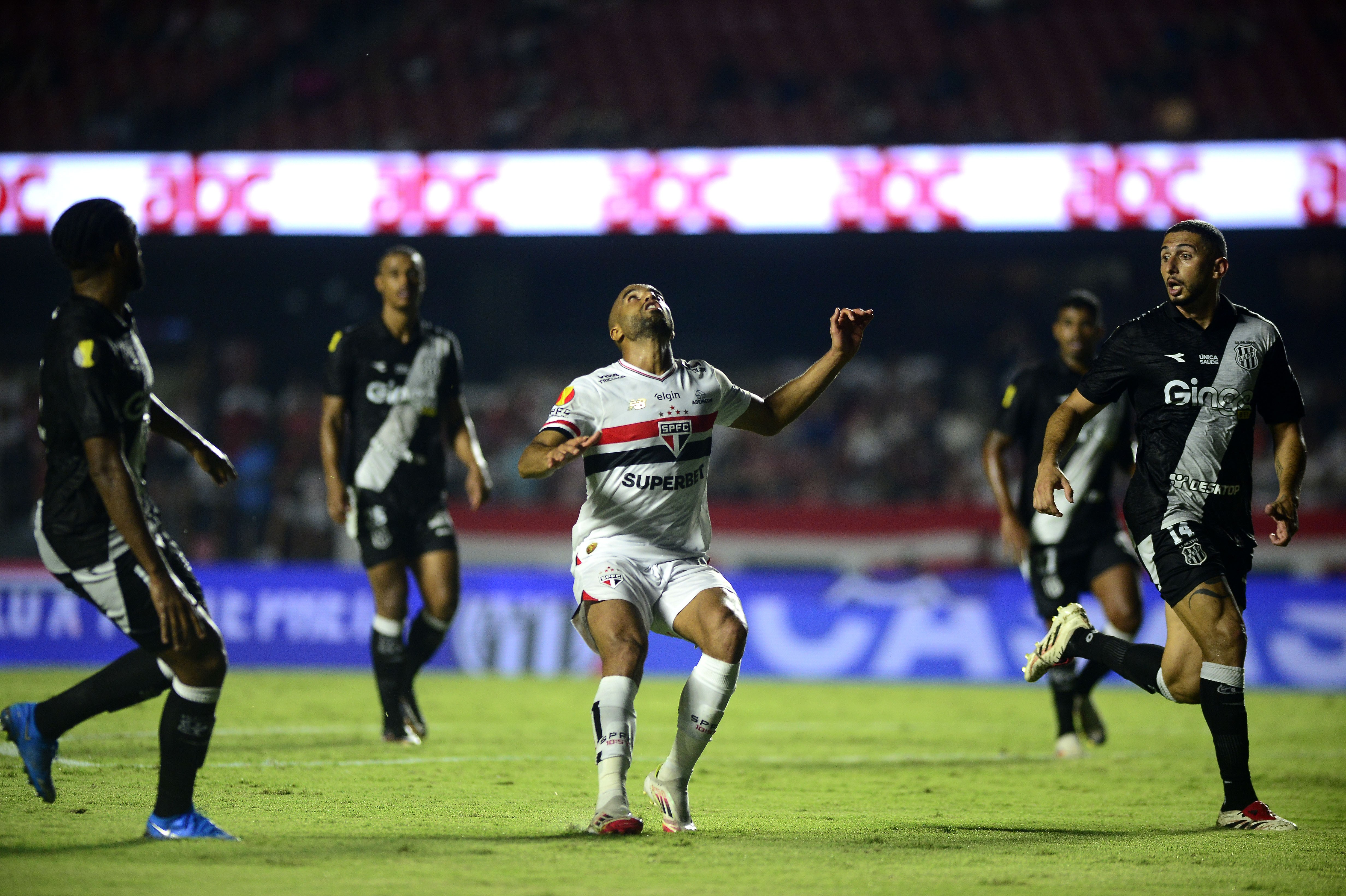 Lucas defende Zubeldía: 