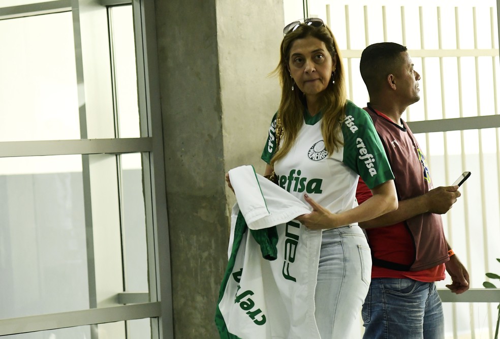 Leila Pereira antes de Palmeiras x Santos — Foto: Marcos Ribolli