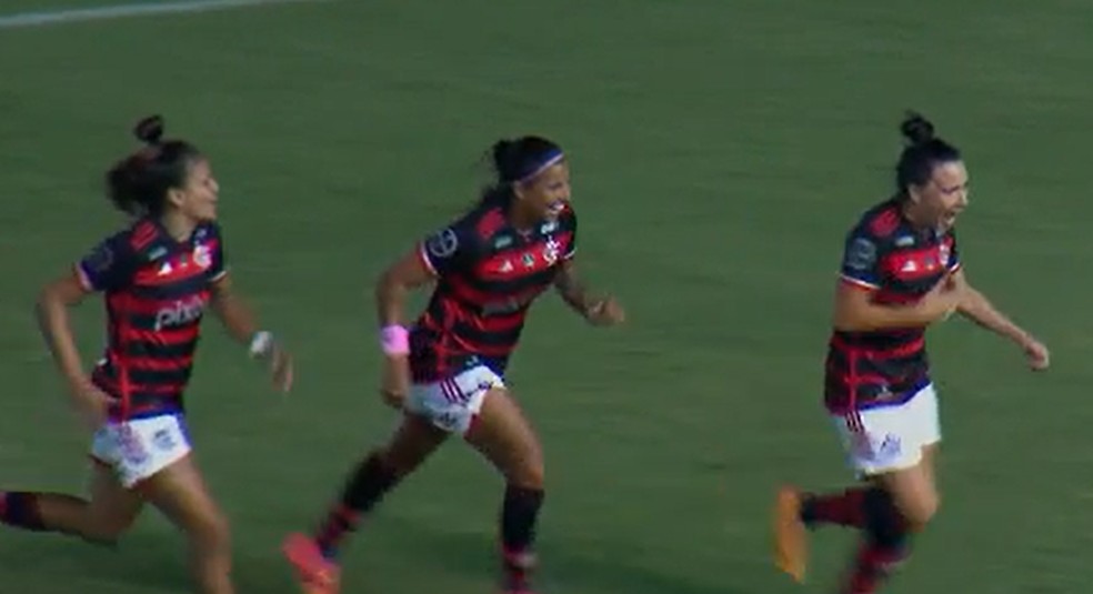 Jucinara (à direita) marcou gol pelo Flamengo em final do Carioca feminino — Foto: Reprodução