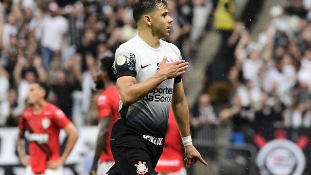 Corinthians vence Atlético-GO em dia de Romero e Memphis
