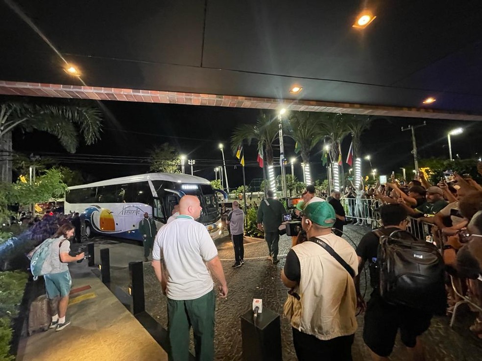 Chegada do ônibus do Palmeiras no hotel em Fortaleza cercado de torcedores — Foto: Camila Alves