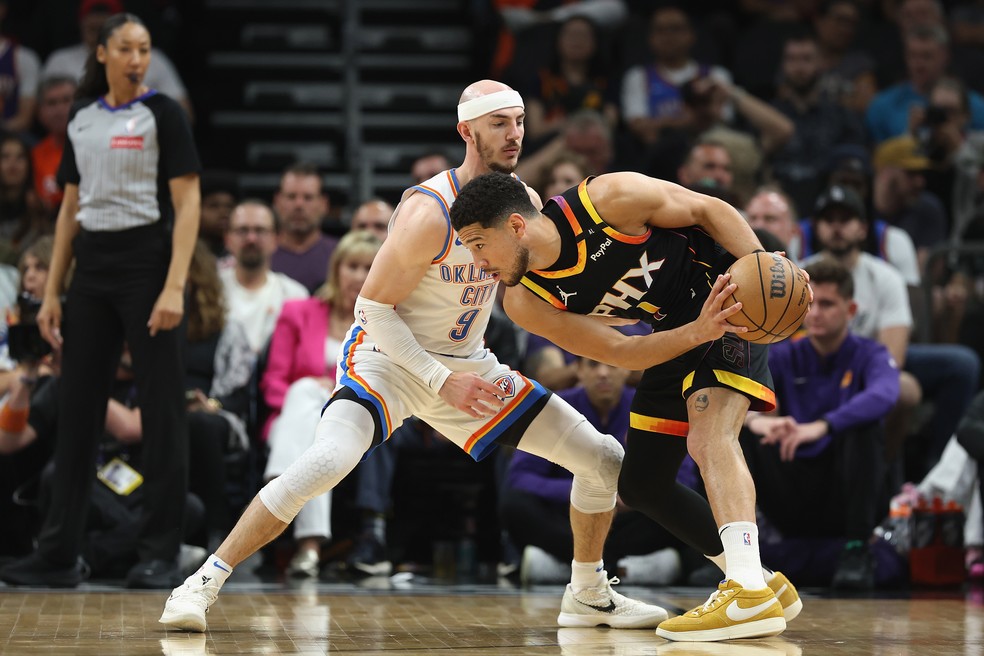 Devin Booker, do Phoenix Suns, em ação na derrota para o Thunder — Foto: Getty Images