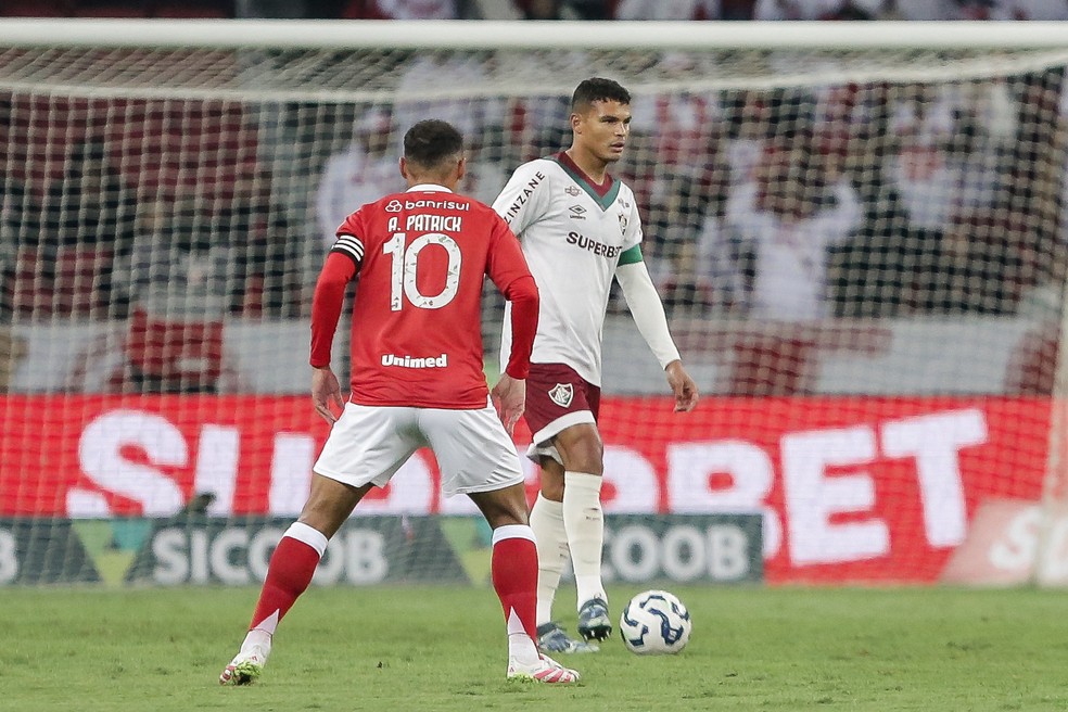 Thiago Silva domina a bola contra a marcação de Alan Patrick em Internacional x Fluminense — Foto: LUCAS MERÇON / FLUMINENSE F.C.