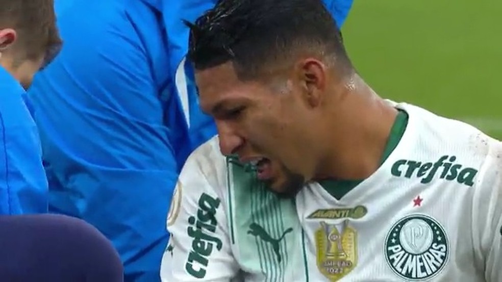 Rony torceu o tornozelo durante o empate em 2 a 2 entre Palmeiras e Athletico — Foto: Reprodução/Globo