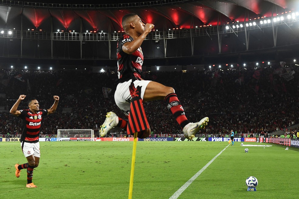 Samuel Lino comemora gol do Flamengo contra o Ceará — Foto: André Durão