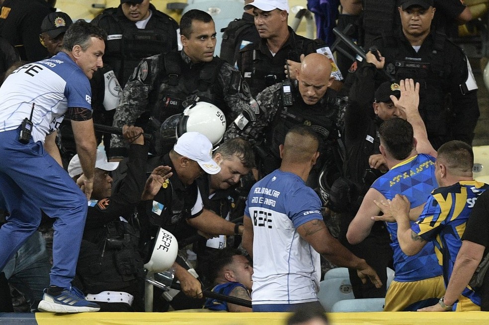 Confusão entre torcedores de Brasil e Argentina no Maracanã — Foto: AFP